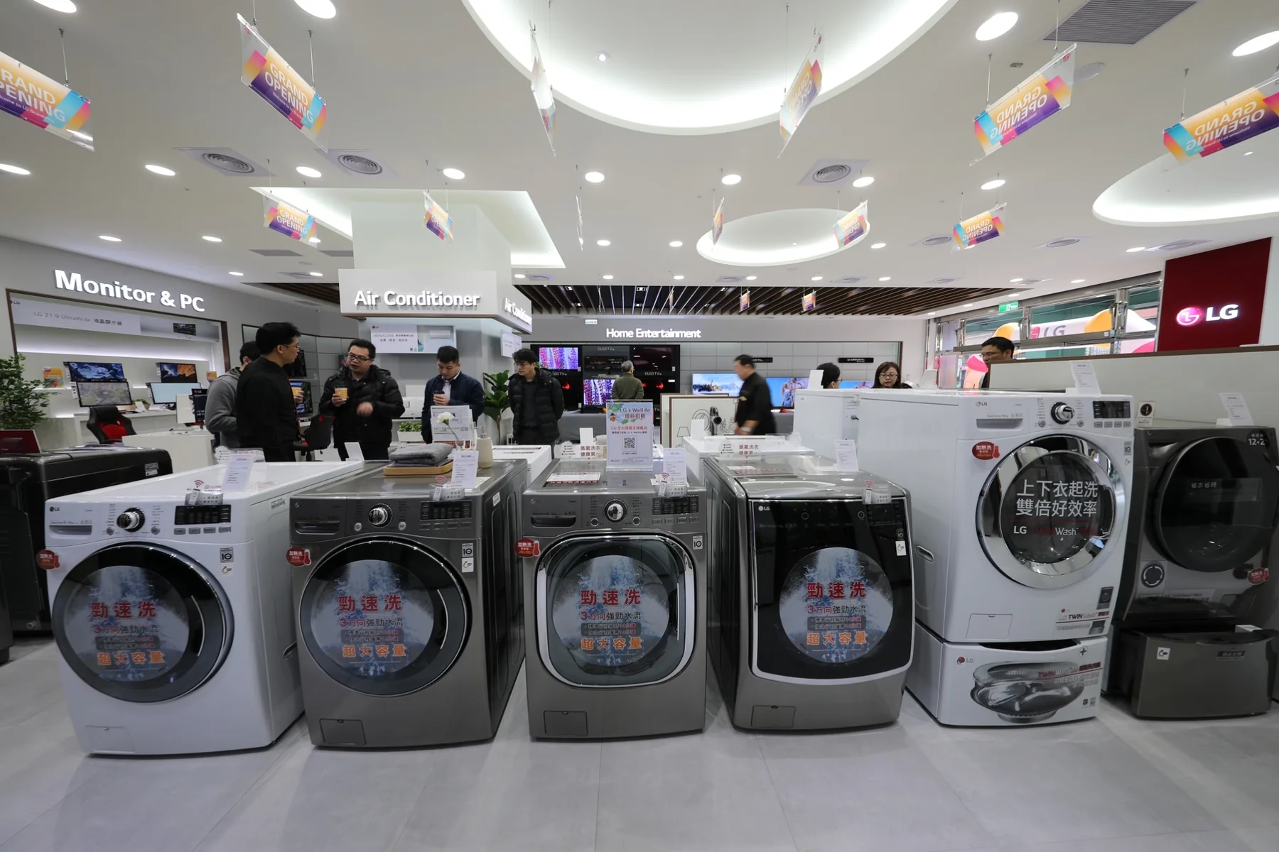 寬敞的家電展示區與選購顧客