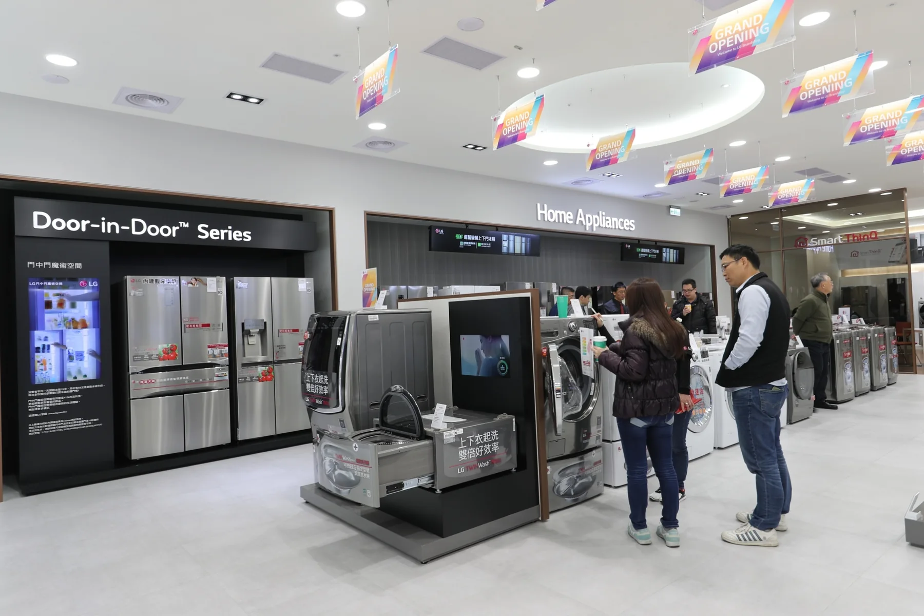 顧客在門市體驗冰箱產品