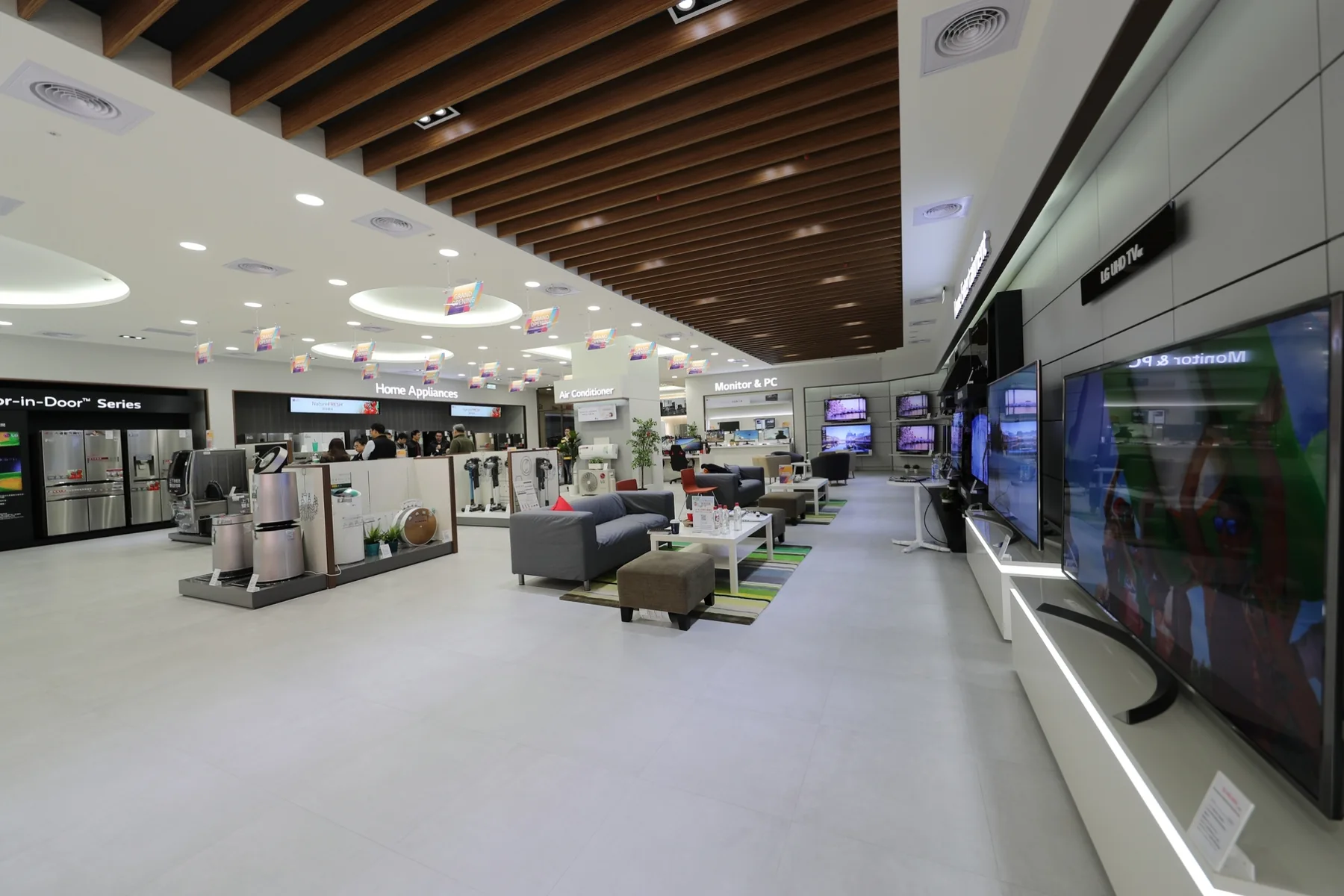 門市內多品類家電展示空間全景