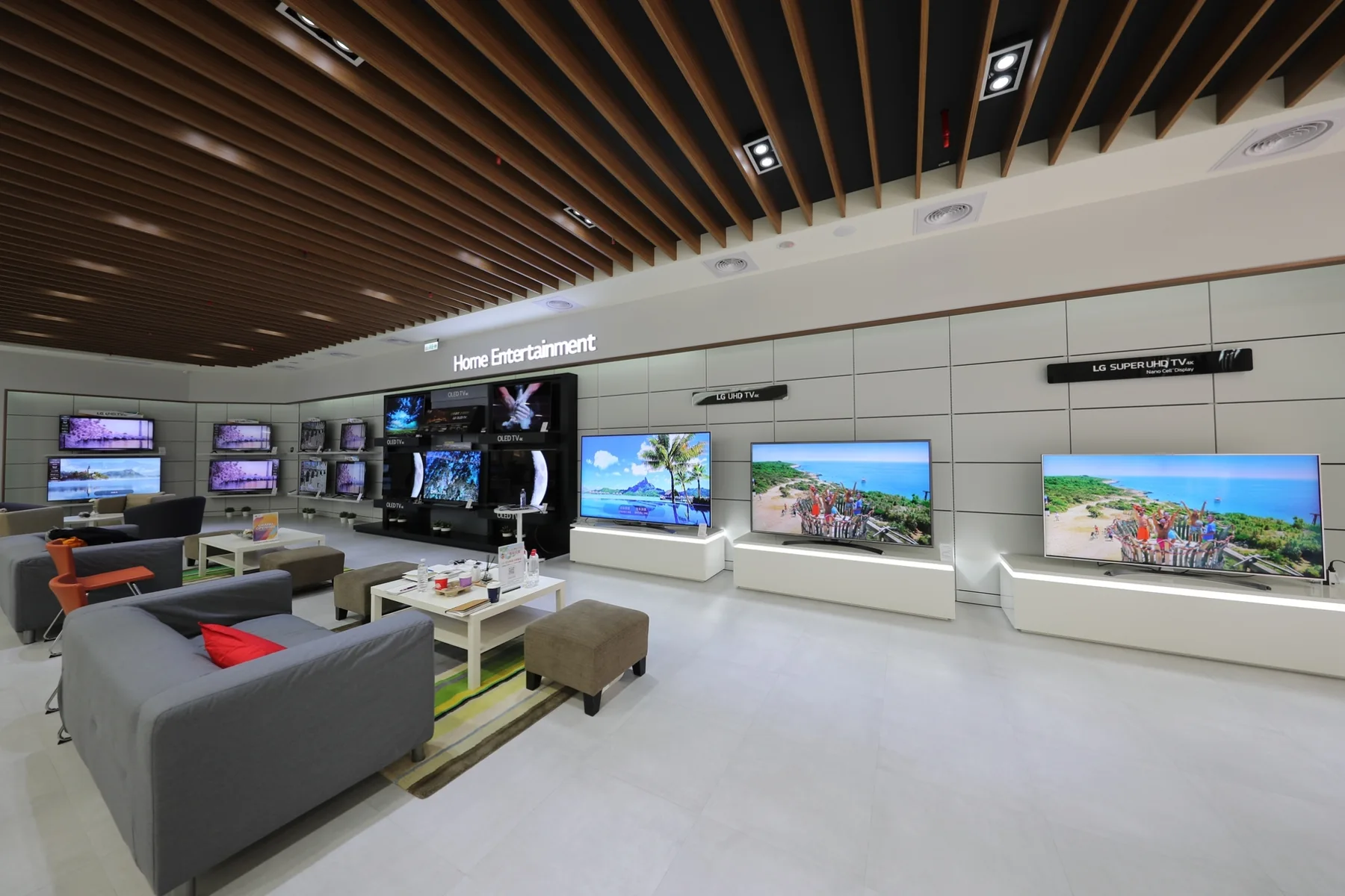 具沙發座位的電視體驗展示區
